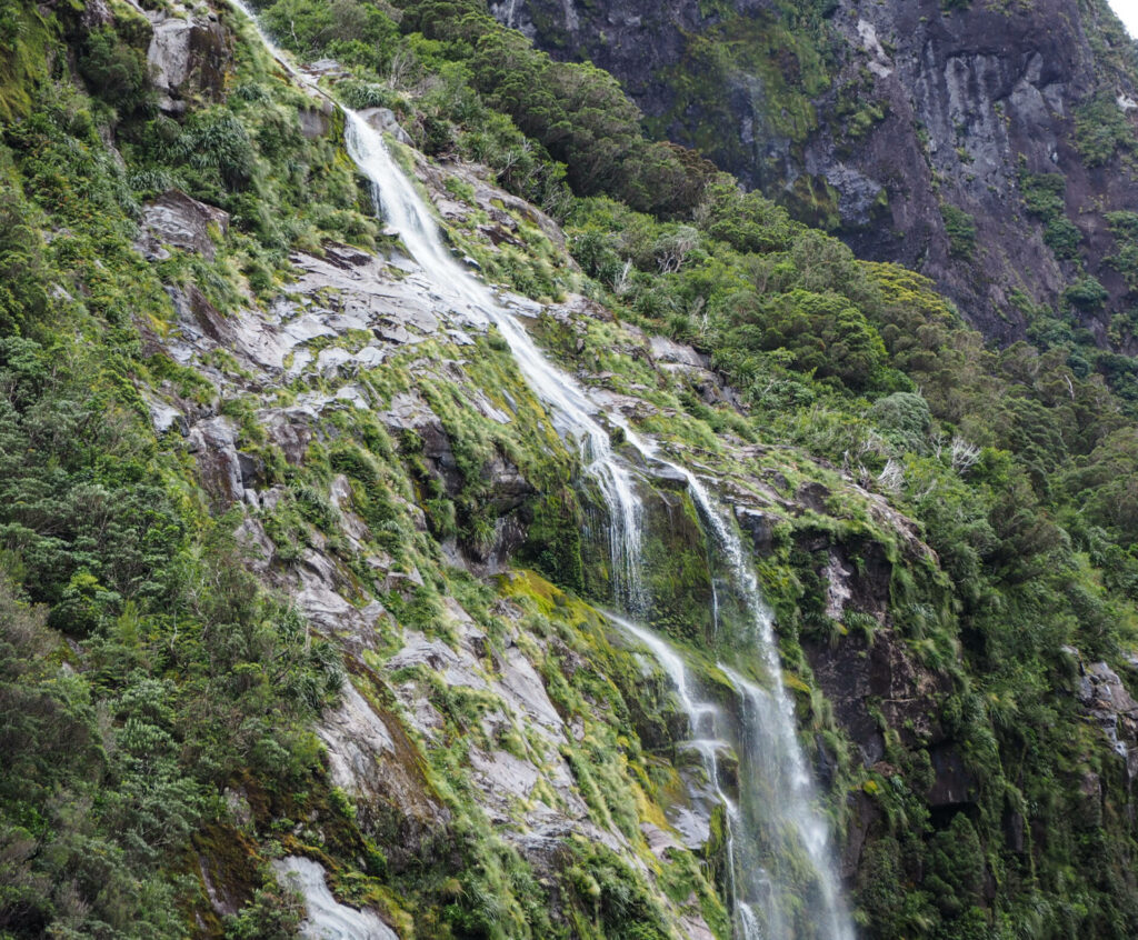 Waterfall/Milford Sound/Fiordland National Park